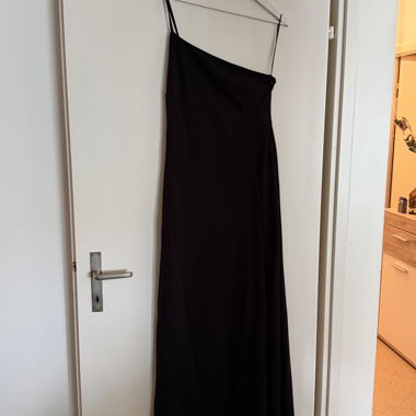 Robe maxi à une épaule Showpo