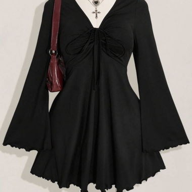 Robe courte noire à manches longues