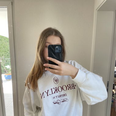white hoodie "brooklyn"