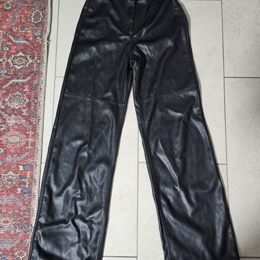 Schwarze Lederhose