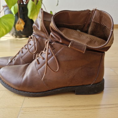 Braune Schnürstiefeletten