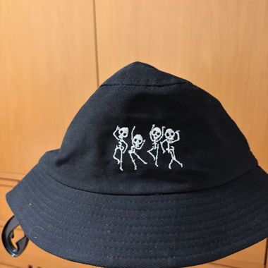 Cappello bucket nero ricamato