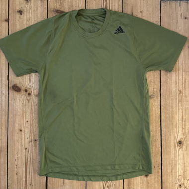 Grünes adidas-Sportshirt