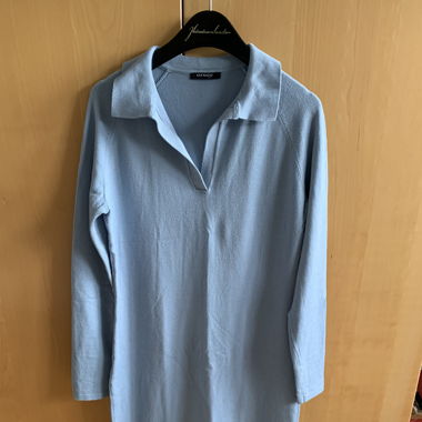 Midi Strickleid in Hellblau und Polokragen