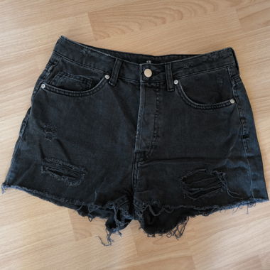 Pantaloncini in jeans neri strappati