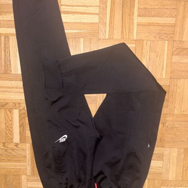 Tuta Nike rossa e nera