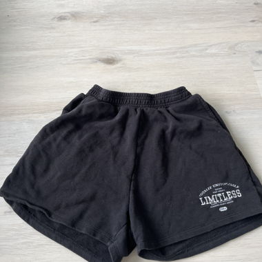 Schwarze kurze stoff hose