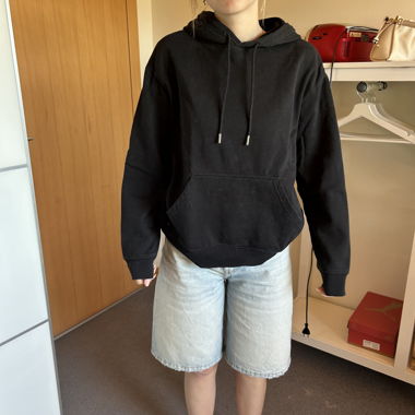 Schwarzer Hoodie
