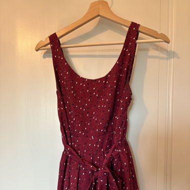 Robe bordeaux avec cœurs blancs et noirs