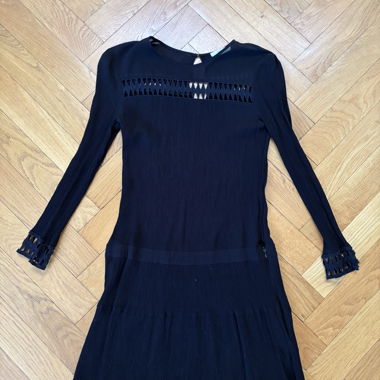 Schwarzes Kleid mit langen Ärmeln