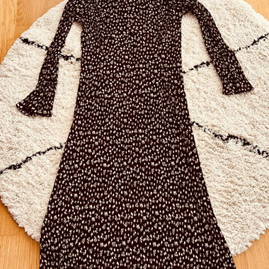 Robe longue marron à motifs floraux