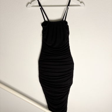 Vestito in mesh stretch con volant nero