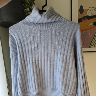Hellblauer Kuschelpulli