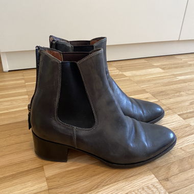 Chaussures en cuir vert discret