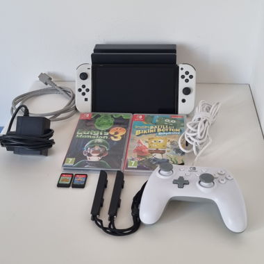 Nintendo Switch OLED, avec 4 jeux et accessoires