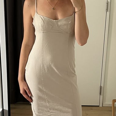 Beiges Kleid