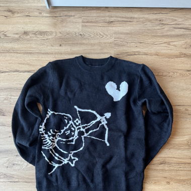 schwarzer Pullover