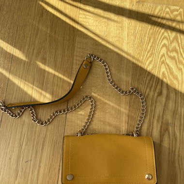 Gelbe Handtasche
