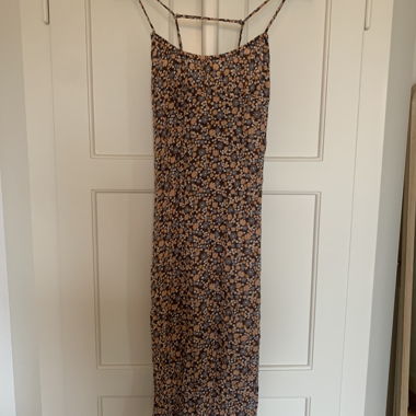 Blumiges Trägerkleid