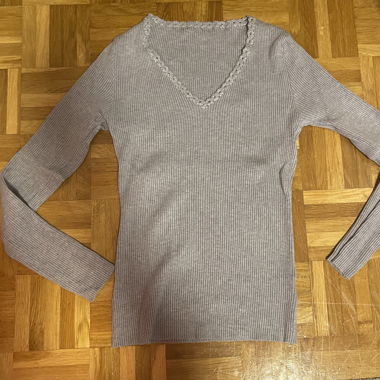 GREY V-NECK TOP