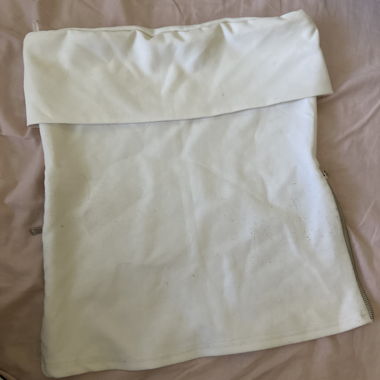 Top bianco con spalle scoperte