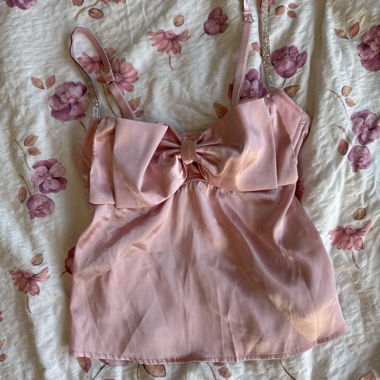 Top in raso rosa con fiocco