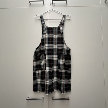 Kariertes Latzkleid