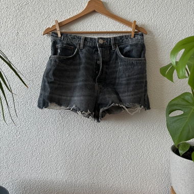 Shorts in denim grigio scuro con orlo sfrangiato