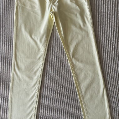 Pantaloni Stefanel giallo chiaro ideali per l’estate 