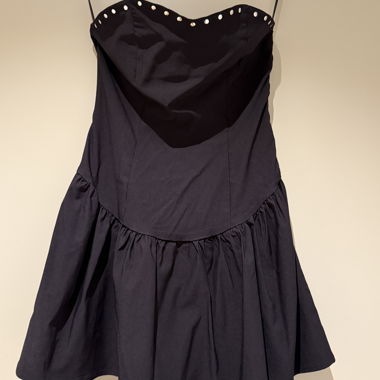 Mini abito nero con bretelle Stradivarius con borchie