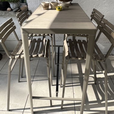 Gartenhochtisch mit 4 Hochstühlen