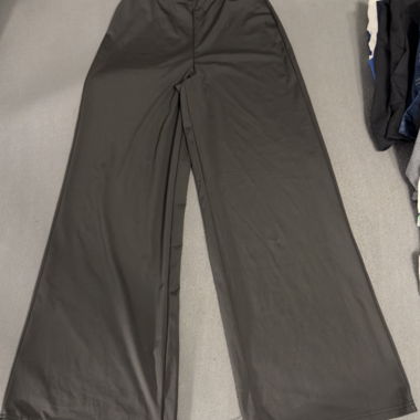 Pantaloni neri a gamba larga