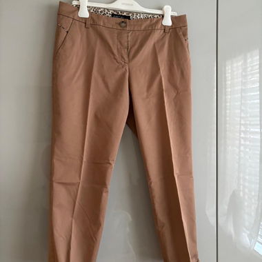 Pantaloni chino beige con dettagli leopardati
