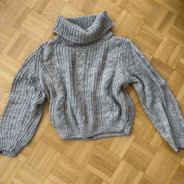 Gemütlicher grauer Pullover