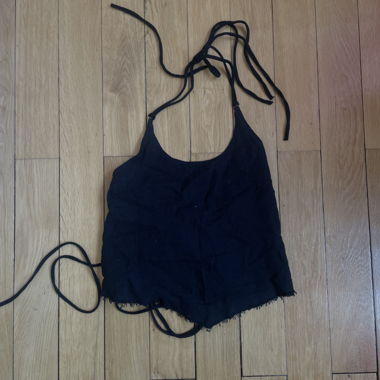 Top nero con lacci