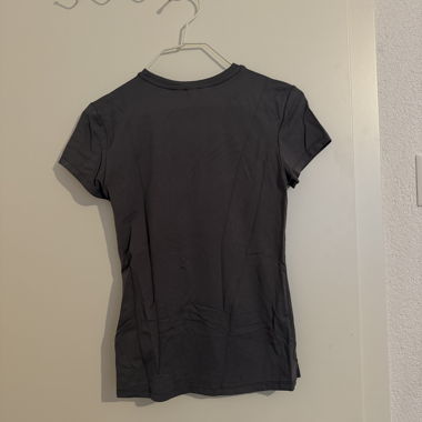 T-shirt gris à manches courtes
