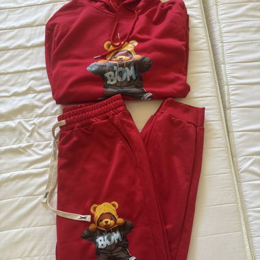 Roter Anzug mit Teddybär