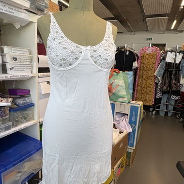 Weisses Spitze-Negligékleid