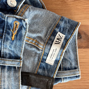 Jeans ZARA Dad Fit con strappo