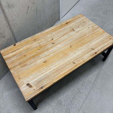 Holztisch mit Metallgestell