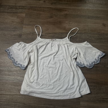 Top bianco con maniche in pizzo