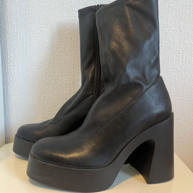 Schwarze High Heels-Stiefel