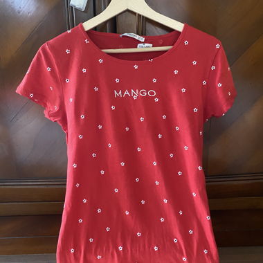 Mango rotes T-Shirt mit Blumenlogo