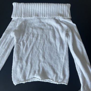 subdued off-shoulder sweater weiss