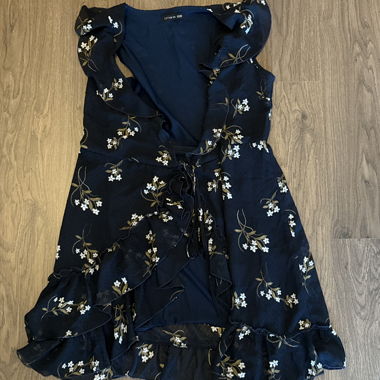 Robe noire fleurie