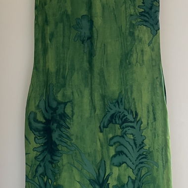 Grünes Kleid mit Blumenmuster