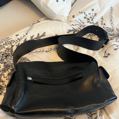 COS Leder Crossbody Tasche