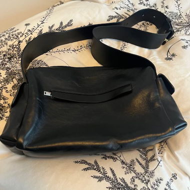 COS Leder Crossbody Tasche