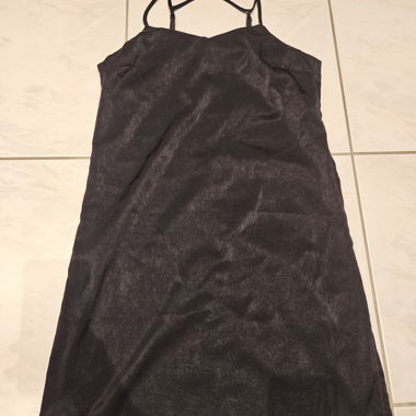 Schwarzes Slipkleid mit Spaghettiträgern