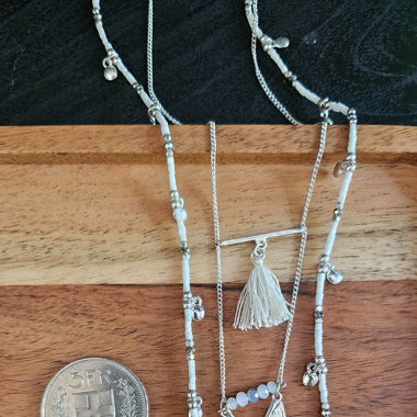 Collana bianca con pietre